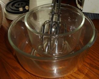 Sunbeam An American Classic mixer w/beaters & 2 glass mixing bowls
