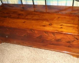 Cedar chest w/tray