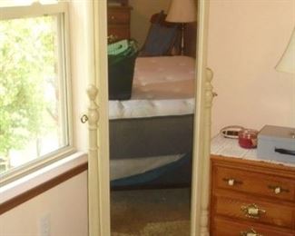 Upright dressing mirror