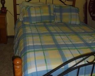 4 post queen bed w/metal head & foot boards