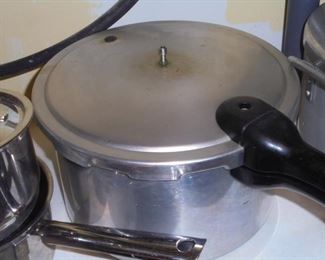 Pressure cooker w/all attachments