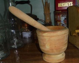 Wood pestle w/bowl
