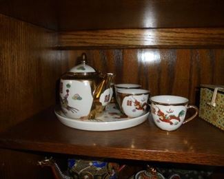 Chinese tea pot w/4 matching cups and tray no chips or cracks