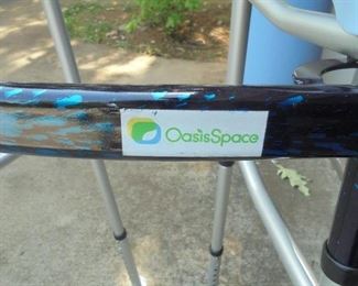 New Oasis Space walker w/wheels & hand brakes