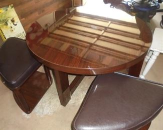 round low coffee table w/wedge seats