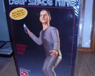 NIB Star Trek Deep Space Nine 12" tall vinyl figure Security Officer ODO   AMT model 