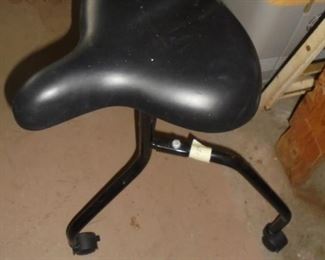 3 legged seat w/rollers