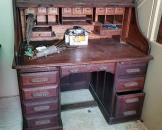 Antique Shelbyville Lounge Roll Top Desk With 8 Drawers And 11 Interior Drawers, 51.5" x 50" x 32"