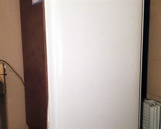 Avanti Refrigerator, Model RM4400W, 33" x 20" x 20", Untested