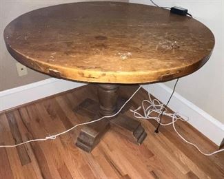 Round dining table
