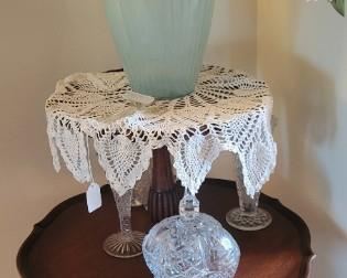 2-tier pie crust table 
