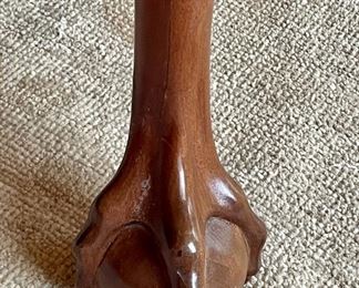 detail - claw on ball feet