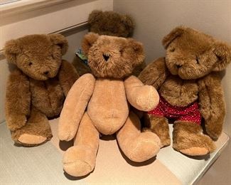 Lot of assorted teddy bears