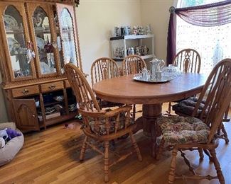 Oak table with extra leaf, 6 matching oak chairs
