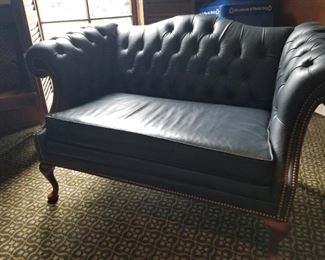 Leather tufted loveseat. Super condition.