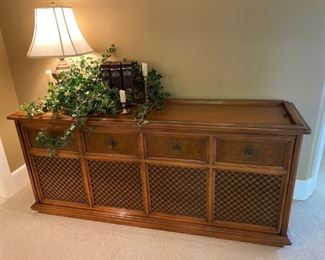 Beautiful vintage Magnavox Stereo Turntable Record Console - Works Great!