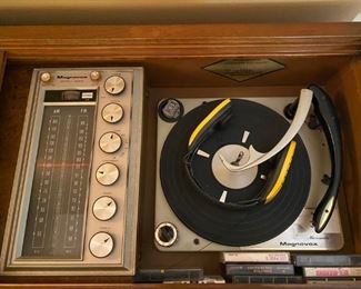Beautiful vintage Magnavox Stereo Turntable Record Console - Works Great!