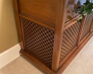 Beautiful vintage Magnavox Stereo Turntable Record Console - Works Great!