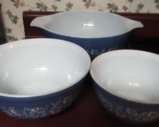 Vintage Pyrex Bowl Set
