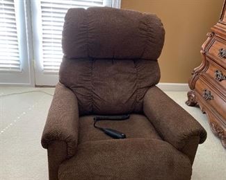 #66	Lazy Boy brown fabric electric recliner	 $175.00 
