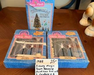 #198	Disney magic town square Christmas tree with 3 caroler and 2 town sq lighting systems 1988	 $25.00 
