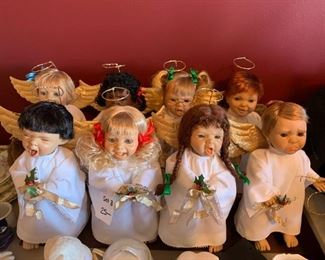 #252	(8) Set of 4 Carolers - (lights up)  	 $25.00 
