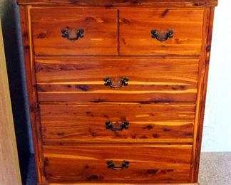 Cedar 4 Drawer Chest Of Drawers 41" x 33" x 17.5"