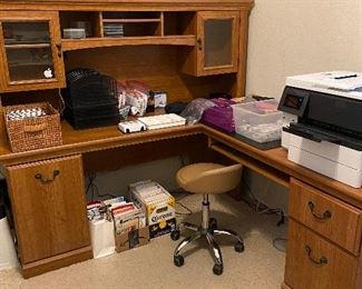 Very nice desk system, office chair