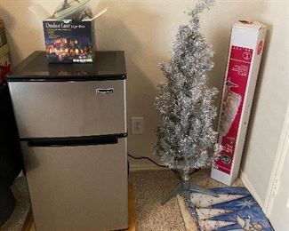 Like new Magic Chef mini fridge 