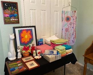 Colorful bath set with great art, shower curtain & towels in excellent condition 