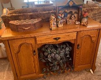 Nice little sofa table cabinet 