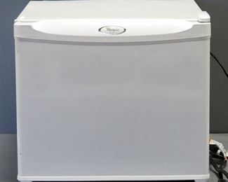 Whirlpool 1.6 cu ft Mini Fridge Model EL02PPXMQ, Powers On