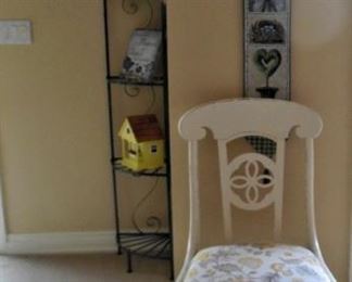 Decorative birdhouses, small corner rack and nice comfy beach chair