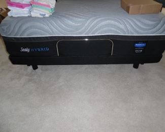 Sealy Hybrid adjustable queen mattress, new, never ever used