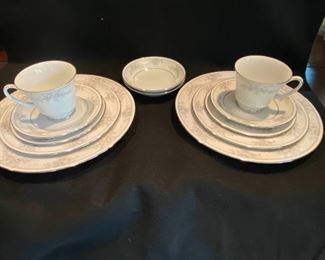 Noritake Sweet Leilani 3482 12 Pieces 2 Place Settings