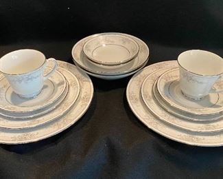 Noritake Sweet Leilani 3482 14 Pieces 2 Place Settings
