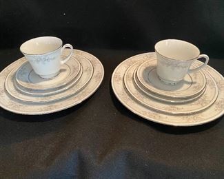 Noritake Sweet Lelani 3482 10 Pieces 2 Place Settings