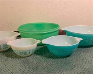 Pyrex Bowls And Tupperware Salad Bowl