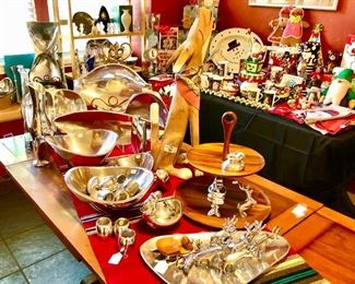 ORTEGA CHIMAYO RUNNER-LIKE NEW, NAMBE INCLUDING AMAZING SANTA, RUDOLPH AND THE REINDEER SET!