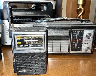 Many vintage radios to choose from