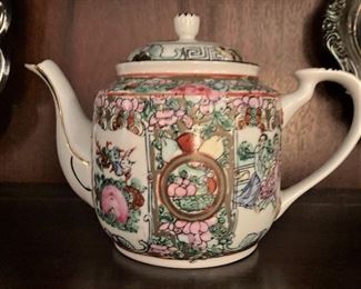 Famille Rose teapot