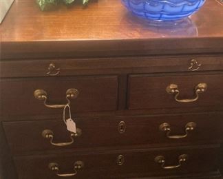 Century chest with 4 drawers and pull-out shelf