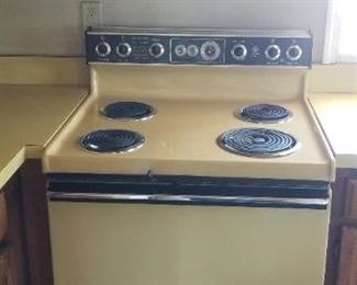 Retro range with matching hood