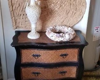 Accent furniture & decor