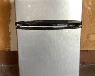 JACR607 Magic Chef Mini Fridge Freezer