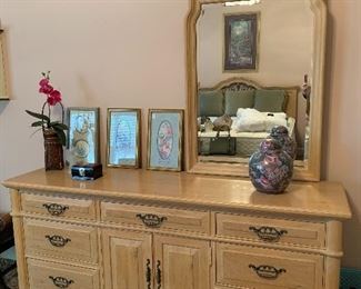 	#40	Thomasville dresser with mirror and 9 drawers 71x19x31	 $175.00 	