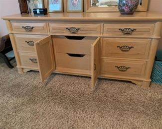 	#40	Thomasville dresser with mirror and 9 drawers 71x19x31	 $175.00 	
