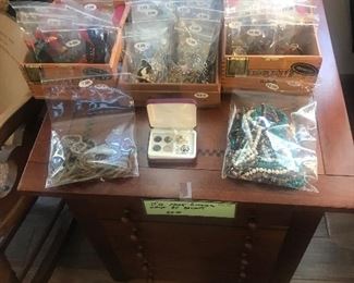 Items Located In The 1st Bedroom ( Master) 