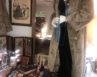 Items Located In The 1st Bedroom ( Master) 