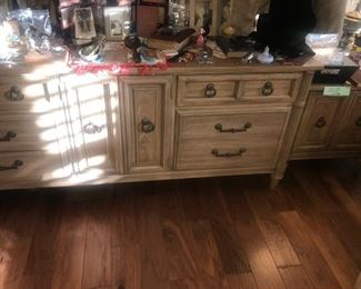 Items Located In The 1st Bedroom ( Master) 